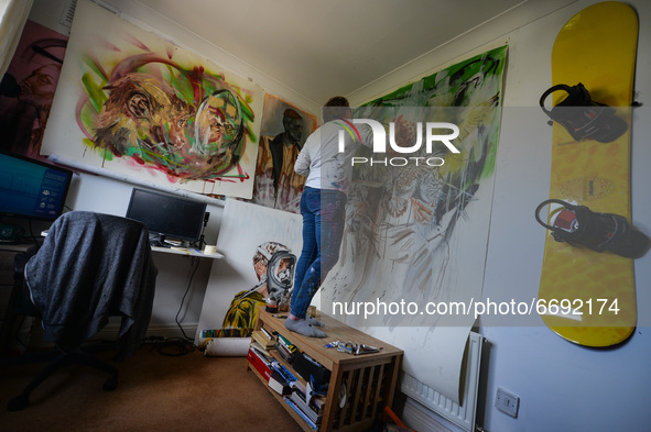 Chelsea Jacobs aka Chels, an American artist living in Dublin, works on a new oil painting of a man feeding pigeons in St Stephen's Green, D...