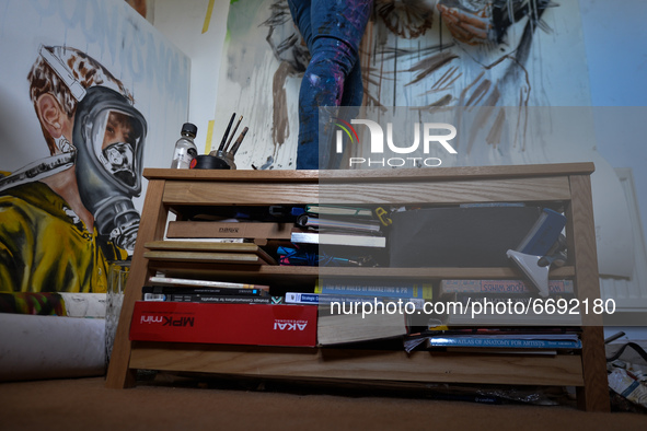 Chelsea Jacobs aka Chels, an American artist living in Dublin, works on a new oil painting of a man feeding pigeons in St Stephen's Green, D...