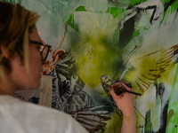 Chelsea Jacobs aka Chels, an American artist living in Dublin, works on a new oil painting of a man feeding pigeons in St Stephen's Green, D...