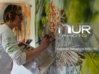 Chelsea Jacobs aka Chels, an American artist living in Dublin, works on a new oil painting of a man feeding pigeons in St Stephen's Green, D...