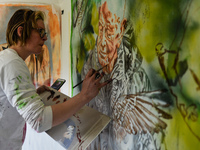 Chelsea Jacobs aka Chels, an American artist living in Dublin, works on a new oil painting of a man feeding pigeons in St Stephen's Green, D...