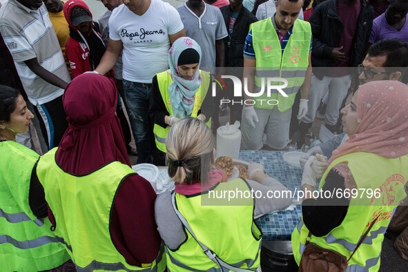 Assosiacion du Fraternitè Du Savoir, Arab Association of Nice that every night declares the end of Ramadan and offers hot meals to migrants,...