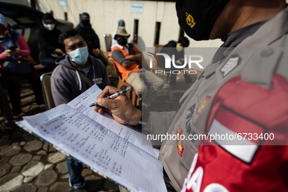 Police record data of swatbest participant.  The South Tangerang Health Office in collaboration with the Pamulang Police conducts a swab tes...