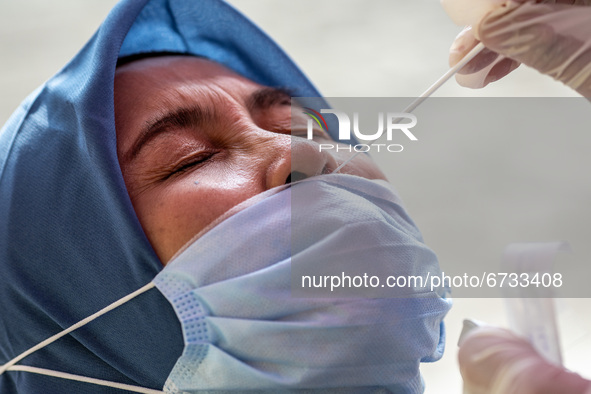 The South Tangerang Health Office in collaboration with the Pamulang Police conducts a swab test for residents of Pamulang who have just bee...