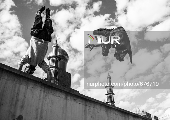 Parkour performers in Ekbatan and the mosque in the background.

 