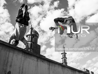 Parkour performers in Ekbatan and the mosque in the background.

 (