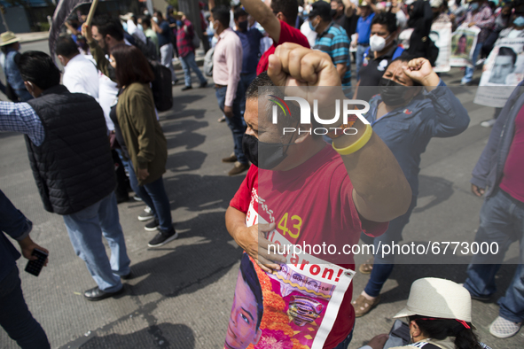 Members of the National Coordinator of Education Workers (CENTE by its acronym in Spanish) from various states of the country, marched in Me...