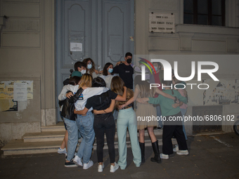 Fifth-grade students of Rieti sing Antonello Venditti's 'Notte Prima degli Esami' in front of their school, in Rieti, Italy, on June 15, 202...