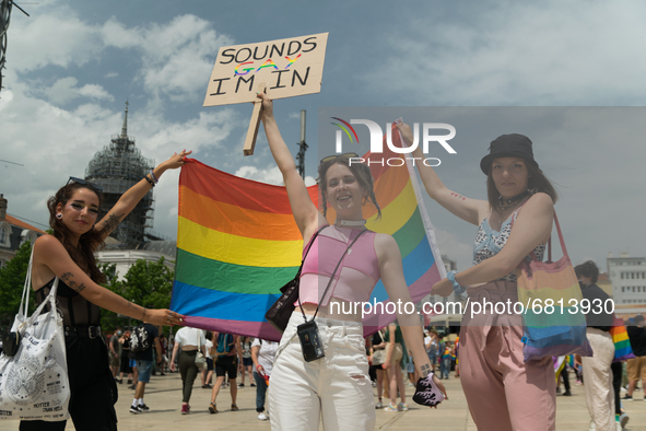 On June 19th took place the annual Pride Parade in Clermont-Ferrand, France, under a stifling heat. The event gathered tons of people. The c...