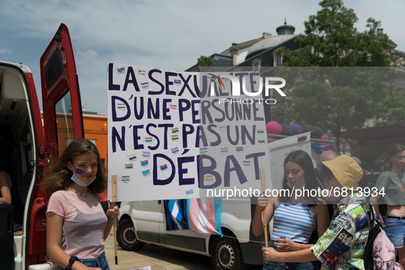 On June 19th took place the annual Pride Parade in Clermont-Ferrand, France, under a stifling heat. The event gathered tons of people. The c...