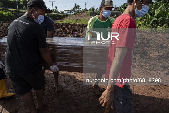 Funeral for COVID-19 victims at the Jombang Covid19 TPU, South Tangerang, Banten, Indonesia on June 21, 2021. The number of deaths due to CO...