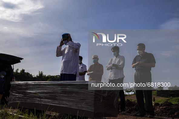 Funeral for COVID-19 victims at the Jombang Covid19 TPU, South Tangerang, Banten, Indonesia on June 21, 2021. The number of deaths due to CO...