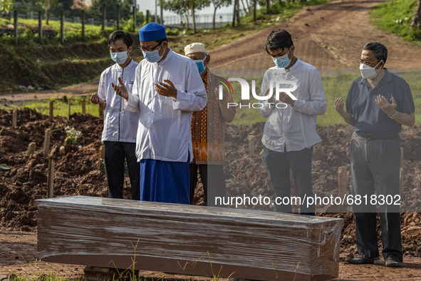 Funeral for COVID-19 victims at the Jombang Covid19 TPU, South Tangerang, Banten, Indonesia on June 21, 2021. The number of deaths due to CO...