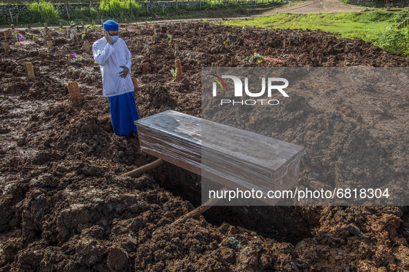 Funeral for COVID-19 victims at the Jombang Covid19 TPU, South Tangerang, Banten, Indonesia on June 21, 2021. The number of deaths due to CO...