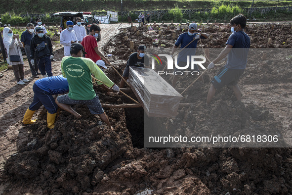 Funeral for COVID-19 victims at the Jombang Covid19 TPU, South Tangerang, Banten, Indonesia on June 21, 2021. The number of deaths due to CO...