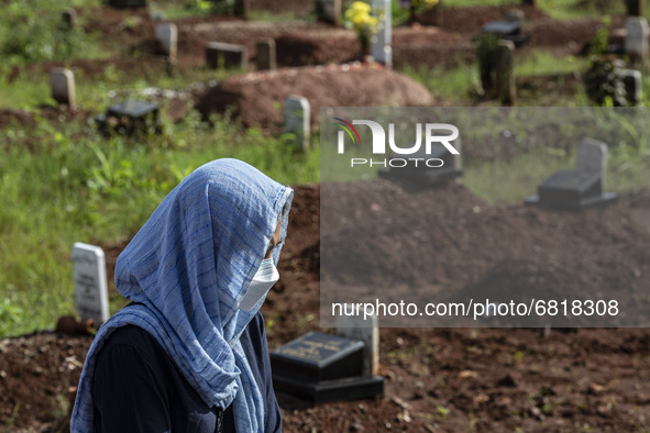 Funeral for COVID-19 victims at the Jombang Covid19 TPU, South Tangerang, Banten, Indonesia on June 21, 2021. The number of deaths due to CO...