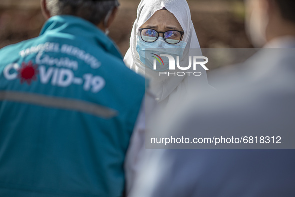 Funeral for COVID-19 victims at the Jombang Covid19 TPU, South Tangerang, Banten, Indonesia on June 21, 2021. The number of deaths due to CO...