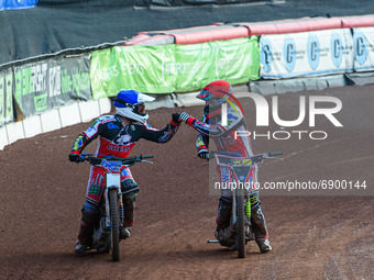   Paul Bowen  (Blue) and Jack Parkinson-Blackburn  (Red) celebrate their second maximum points heat win during the National Development Leag...