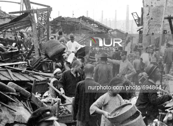 (150717) -- BEIJING, July 17, 2015 () -- File  the ruins of a residential area after air-strikes carried out by Japanese army in Hanyang, ce...