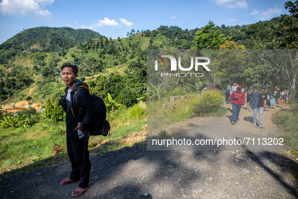  ZAELANI (22 years old) is a guide who works at the Leuwi Hejo waterfall site. Since the COVID-19 pandemic has decreased in Indonesia, touri...