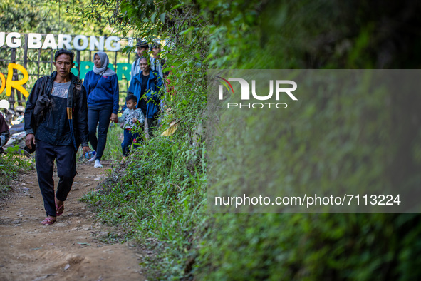  ZAELANI (22 years old) is a guide who works at the Leuwi Hejo waterfall site. Since the COVID-19 pandemic has decreased in Indonesia, touri...