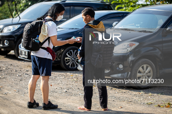  ZAELANI (22 years old) is a guide who works at the Leuwi Hejo waterfall site. Since the COVID-19 pandemic has decreased in Indonesia, touri...