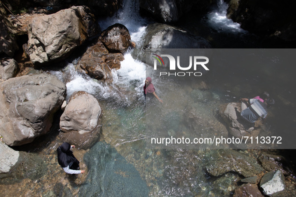  The tourist site of the Leuwi Hejo waterfall in Sentul, Bogor, West Java has reopened to the public. After the Covid-19 cases in Indonesia...