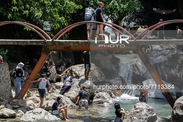  The tourist site of the Leuwi Hejo waterfall in Sentul, Bogor, West Java has reopened to the public. After the Covid-19 cases in Indonesia...