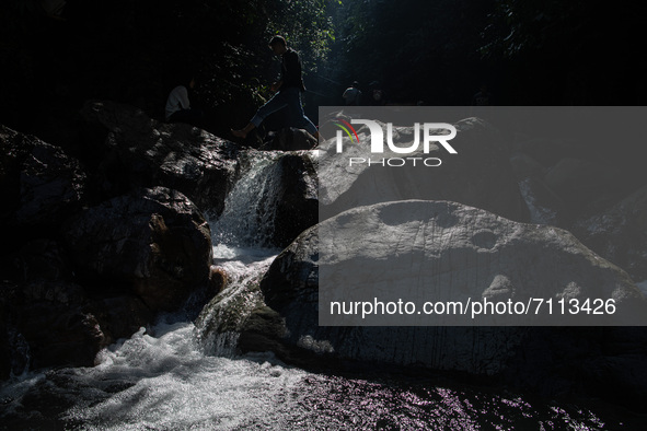  The tourist site of the Leuwi Hejo waterfall in Sentul, Bogor, West Java has reopened to the public. After the Covid-19 cases in Indonesia...