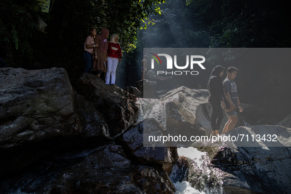  The tourist site of the Leuwi Hejo waterfall in Sentul, Bogor, West Java has reopened to the public. After the Covid-19 cases in Indonesia...