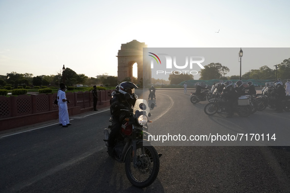 Naval officers receive the motorcycle expedition team of Indian Navy as part of ‘Swarnim Vijay Abhiyan’  at India Gate in New Delhi, India o...