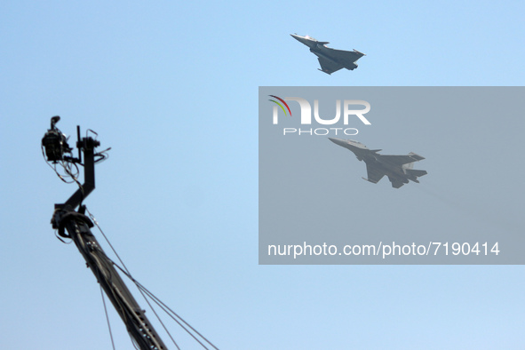 Indian Air Force's (IAF) fighter aircrafts Rafale and Sukhoi Su-30MKI fly past during the 89th Air Force Day parade at Hindon Air Force Stat...