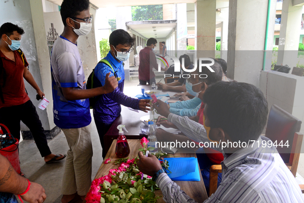 Students arrive at Dhaka University as reopen their residential halls after 18 months due to coronavirus emergency in Dhaka, Bangladesh, on...