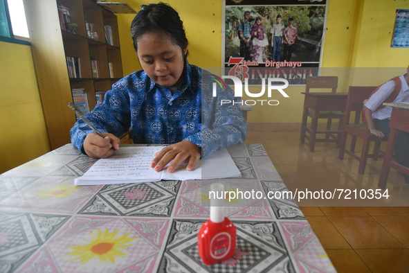 A number of students with disabilities participate in limited face-to-face learning at the Special School of SLB ABCD Muhammadiyah in Palu,...