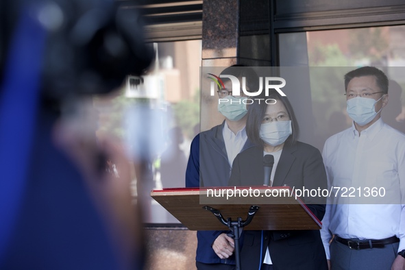 President Tsai visits the Kaohsiung fire victims at Kaohsiung University Medical Chung-Ho Memorial Hospital, in Kaohsiung, Taiwan, on Octobe...