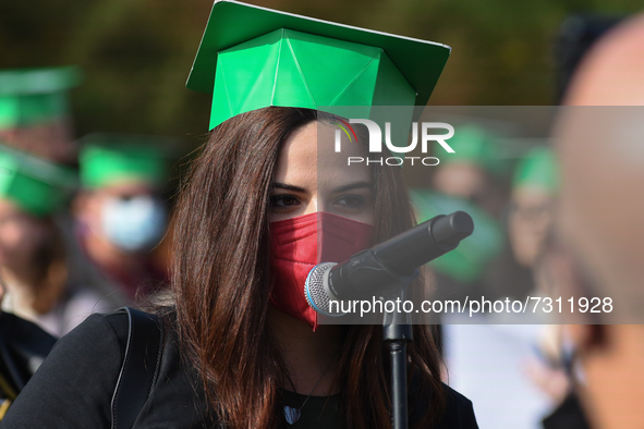 The new graduates of the autumn session paraded at the Foro Italico in Palermo. The graduation ceremony ended with the traditional Throwing...