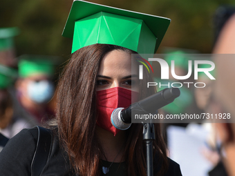 The new graduates of the autumn session paraded at the Foro Italico in Palermo. The graduation ceremony ended with the traditional Throwing...