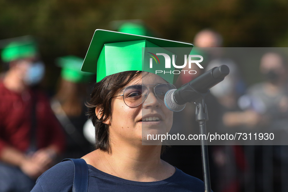 The new graduates of the autumn session paraded at the Foro Italico in Palermo. The graduation ceremony ended with the traditional Throwing...