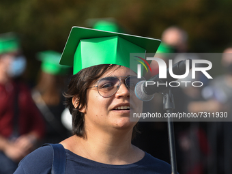 The new graduates of the autumn session paraded at the Foro Italico in Palermo. The graduation ceremony ended with the traditional Throwing...