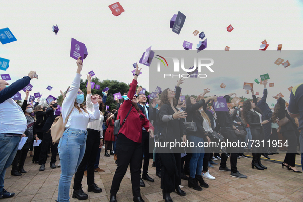 The new graduates of the autumn session paraded at the Foro Italico in Palermo. The graduation ceremony ended with the traditional Throwing...