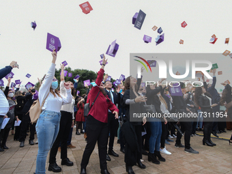 The new graduates of the autumn session paraded at the Foro Italico in Palermo. The graduation ceremony ended with the traditional Throwing...