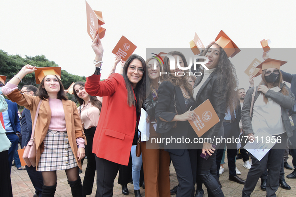 The new graduates of the autumn session paraded at the Foro Italico in Palermo. The graduation ceremony ended with the traditional Throwing...