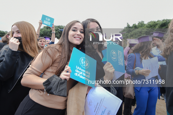 The new graduates of the autumn session paraded at the Foro Italico in Palermo. The graduation ceremony ended with the traditional Throwing...