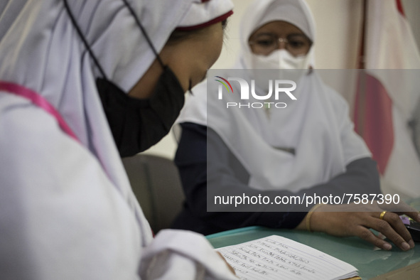 Face-to-face teaching and learning process at SDN 01 Pagi Mangga Dua Selatan, Jakarta by implementing health protocols, on January 3, 2022....