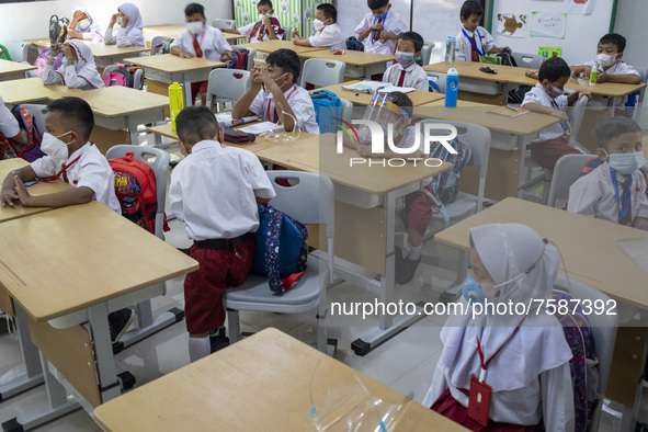 Face-to-face teaching and learning process at SDN 01 Pagi Mangga Dua Selatan, Jakarta by implementing health protocols, on January 3, 2022....