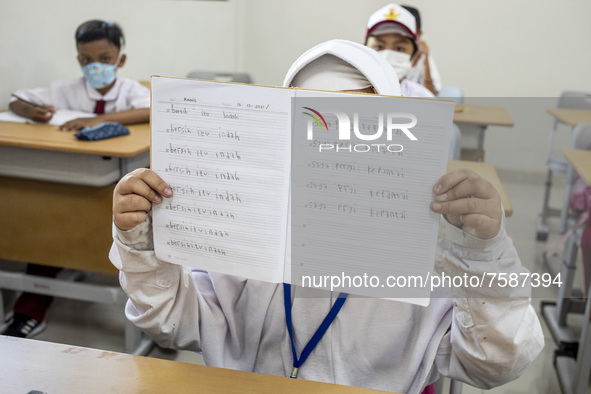 Face-to-face teaching and learning process at SDN 01 Pagi Mangga Dua Selatan, Jakarta by implementing health protocols, on January 3, 2022....