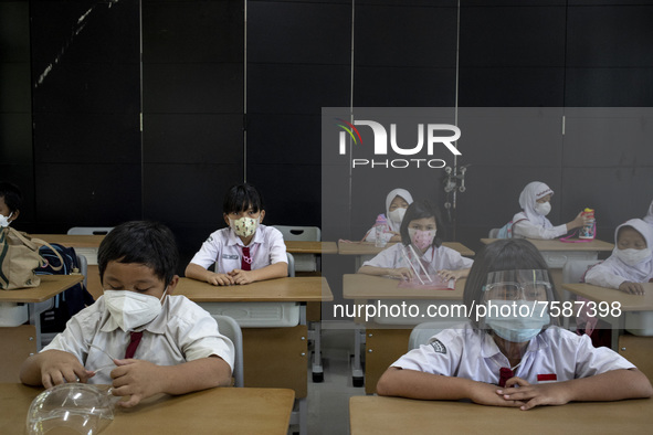 Face-to-face teaching and learning process at SDN 01 Pagi Mangga Dua Selatan, Jakarta by implementing health protocols, on January 3, 2022....