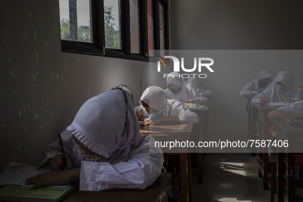 Face-to-face teaching and learning process at SDN 01 Pagi Mangga Dua Selatan, Jakarta by implementing health protocols, on January 3, 2022....