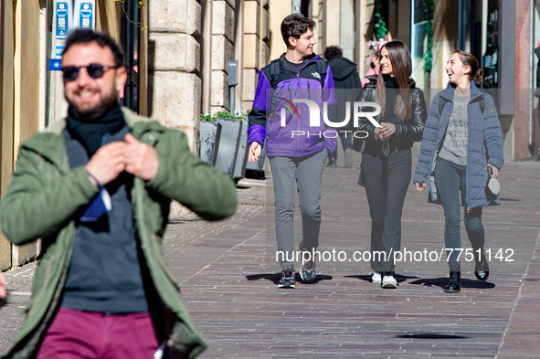 From tomorrow, 11 February, the requirement to wear a mask outdoors as mentioned in Italy, in Rieti, on 10 February 2022.  