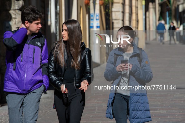 From tomorrow, 11 February, the requirement to wear a mask outdoors as mentioned in Italy, in Rieti, on 10 February 2022.  